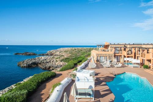 比尼贝卡Menorca Binibeca by Pierre & Vacances Premium Adults Only的享有度假胜地的空中景致,设有游泳池和海洋
