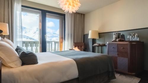 葱仁谷Le Fitz Roy, a Beaumier hotel的一间卧室设有一张大床和一个大窗户
