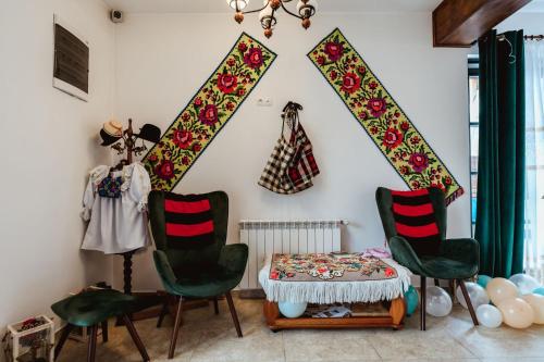 上维谢乌Piatra Soimului的一间设有两把椅子和一张桌子的房间,还有一些衣服