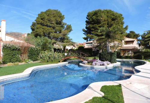 邦蒙特特雷斯诺维斯Doree 449的庭院中一个带喷泉的游泳池