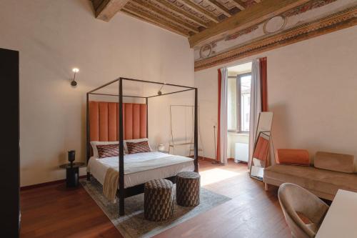 罗马Torre Capranica的一间卧室配有天蓬床和沙发