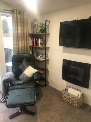 DollarRavenwood Lodge的客厅配有椅子和电视