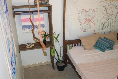 阿杭格默Mellow Hostel Sri Lanka的一间卧室配有一张床和盆栽植物