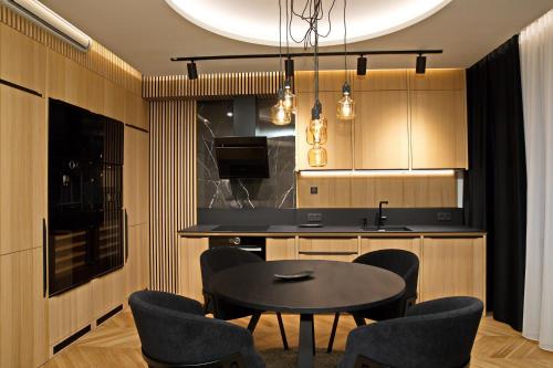 布拉迪斯拉发玛玛斯设计精品酒店的带桌椅的厨房和带吧台的厨房