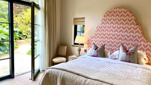 戈里玛尔菲尔德酒店的一间卧室配有一张大床,设有红色和白色的床头板