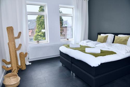 凯尔克拉Villa Aix的一间卧室设有一张大床和两个窗户。