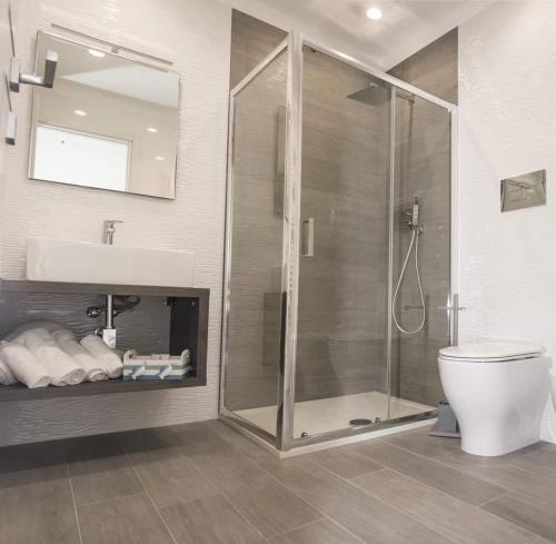 维耶斯泰Donna Marianna的带淋浴、卫生间和盥洗盆的浴室