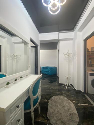 北马马亚-讷沃达里Apartament 105 - HF Building Resort的一间带水槽和镜子的浴室