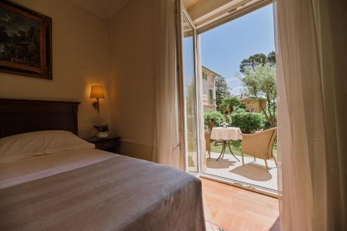 奥帕提亚阿玛德利亚公园阿加瓦酒店的一间卧室配有一张床,阳台配有桌子
