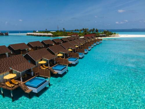 芭环礁迪古法鲁岛度假酒店的享有海滩的空中景致,配有椅子和海洋