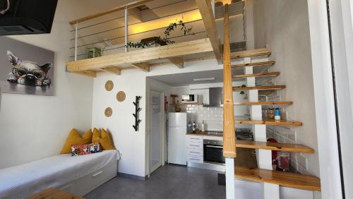 法鲁Tiny House Faro的一个小公寓,设有楼梯和厨房