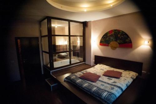 蒂米什瓦拉HOTEL DECENTRIA的一间小卧室,配有床和窗户