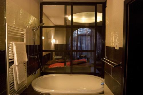蒂米什瓦拉HOTEL DECENTRIA的一间带浴缸的浴室