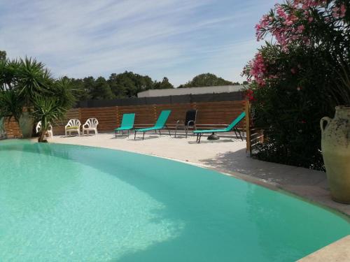 弗雷瑞斯Mimosas - villa的一个带蓝色椅子的大型游泳池
