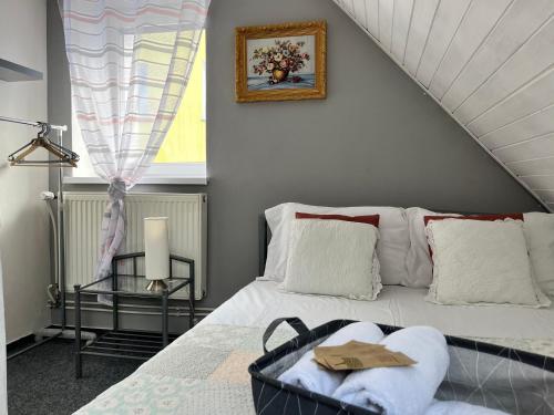 维尔布诺波德普拉德代姆Penzion Pomodoro的卧室配有白色的床和窗户。