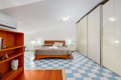 奥尔比亚L'appartamento di Giusi的一间卧室配有一张床,铺有一个 ⁇ 板地板
