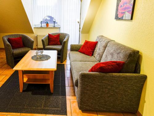 诺德代希Apartment Tjalkstrasse-2 by Interhome的客厅配有两张沙发和一张咖啡桌