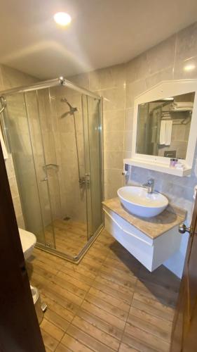 安塔利亚卡莱伊奇酒店的带淋浴和盥洗盆的浴室