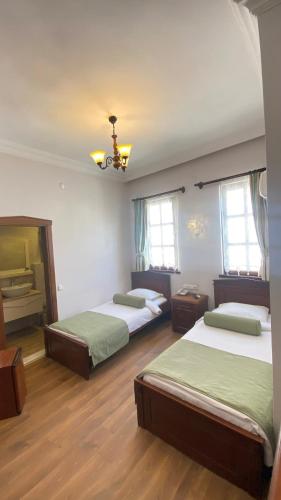 安塔利亚卡莱伊奇酒店的带2扇窗户的客房内的2张床