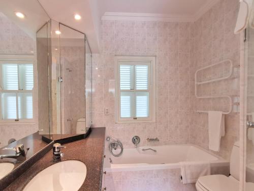 普利登堡湾River Club 4213的带浴缸、卫生间和盥洗盆的浴室