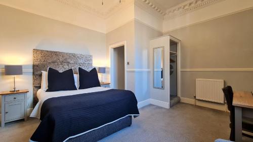 大雅茅斯Hotel Ocean的一间卧室配有一张带蓝色棉被的大床