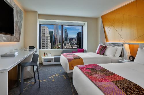 旧金山旧金山W酒店的酒店客房设有两张床和窗户。