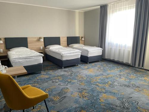 波利采多博思酒店的酒店客房,配有两张床和椅子