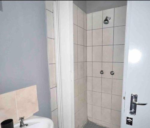 约翰内斯堡Cosy Apartment next to Maboneng的带淋浴、卫生间和盥洗盆的浴室