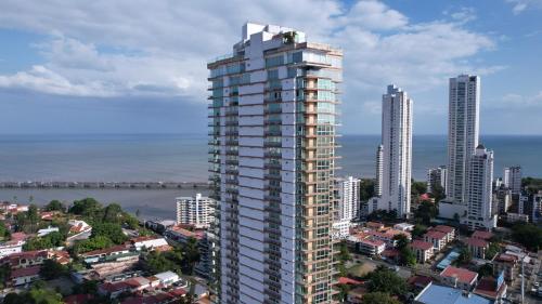 巴拿马城Boutique Apartments Panamá Coco del Mar的城市高楼高楼高楼景