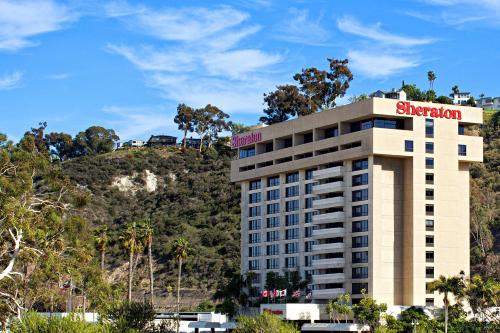 圣地亚哥Sheraton Mission Valley San Diego Hotel的上面有一个喜来登标志的酒店