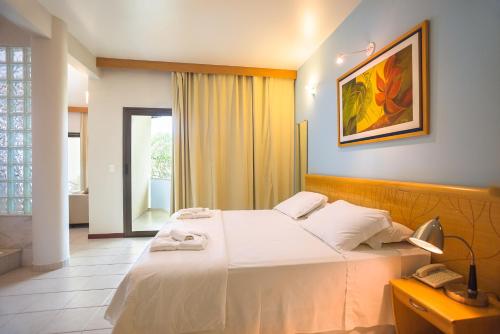 博尼图维迪迦酒店的酒店客房配有一张床和电话