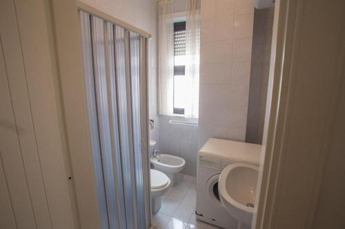 加利波利Appartamento Baia Blu的白色的浴室设有卫生间和水槽。