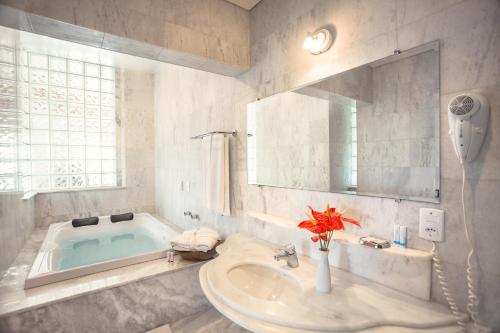 博尼图维迪迦酒店的浴室配有盥洗盆和浴缸。