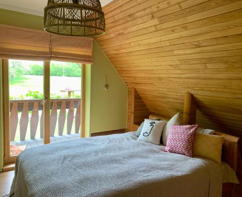 KaibalaKastaņas的一间卧室设有一张木天花板床。