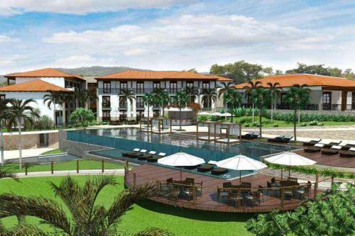 皮雷诺波利斯Quarto em Quinta Santa Bárbara Ecoresort的一个带桌子和遮阳伞的大型游泳池的度假酒店