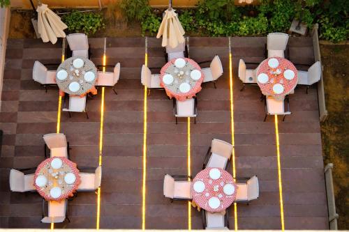 斋浦尔欧姆尼瓦斯套房酒店的餐厅桌椅的景色