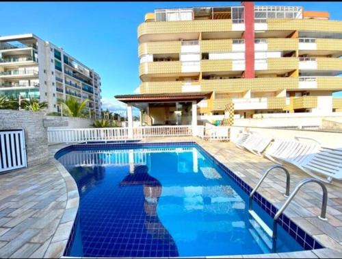 伯迪亚哥VARANDA GOURMET c churrasqueira-3 quartos- Wi-fi的一座高楼前的游泳池