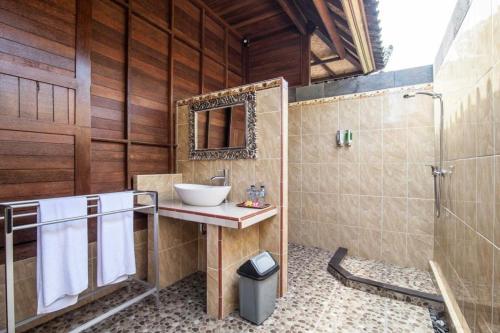 蓝梦岛Garden Cottage Lembongan & Hostel的一间带水槽和淋浴的浴室