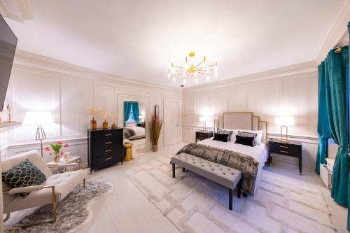 伦敦Haus of Mason的一间卧室配有一张床、一张桌子和一张沙发