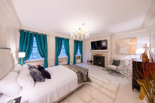 伦敦Haus of Mason的卧室配有白色的床和蓝色窗帘