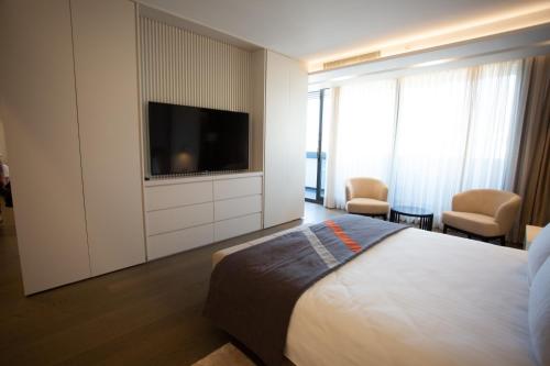 KonakEN Hotel Boutique Izmir的配有一张床和一台平面电视的酒店客房