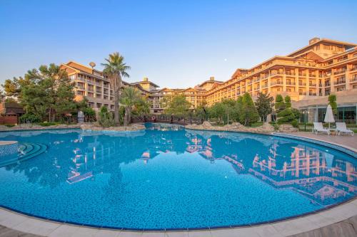 凯麦尔Amara Luxury Resort & Villas的度假村前的大型游泳池