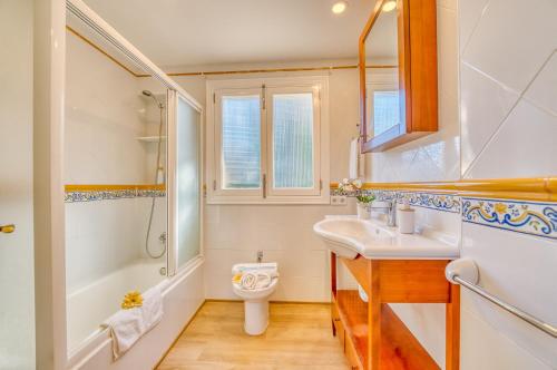 阿尔库迪亚Ideal Property Mallorca - Villa Jardi的一间带水槽和卫生间的浴室