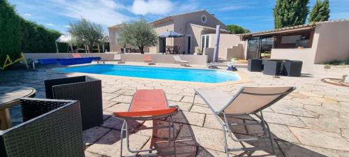 瓦勒雷阿斯Casa Bonni piscine privée的一个带椅子的庭院和一个游泳池