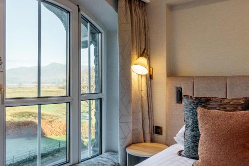 凯西克湖泊区博罗代尔酒店的一间卧室设有一张床和一个大窗户