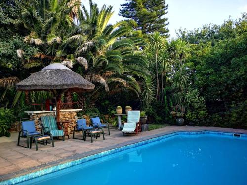 斯泰伦博斯Santika Garden Cottage Stellenbosch的游泳池旁设有椅子和凉亭