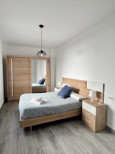 隆达Apartamentos - Naranja的一间卧室配有一张大床和镜子
