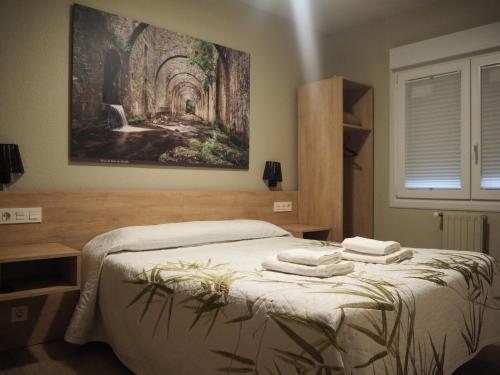 潘普洛纳阿瑟拉旅馆的一间卧室配有一张壁画床