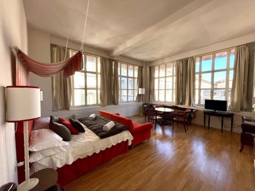 佛罗伦萨Residenza dei Pucci的客厅配有红色的沙发和桌子