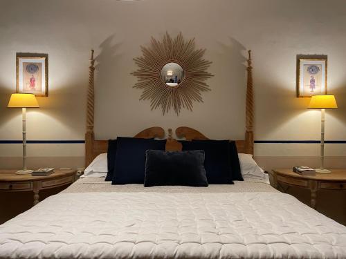 佛罗伦萨Residenza dei Pucci的一间卧室配有一张带两盏灯的大型白色床。